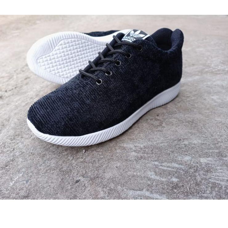 Trend  Sepatu snekers sekolah olaraga pria wanita sepatu hitam puti 향