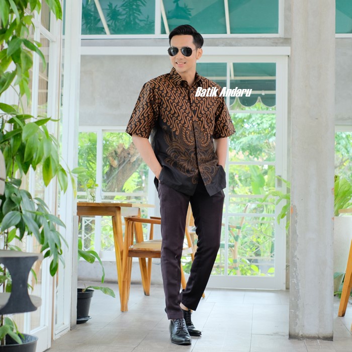 Baju Batik Pria Lengan Pendek Modern Elegant Kualitas Premium Bahan Katun Solo Warna Hitam Coklat