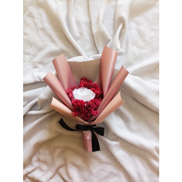 Buket bunga edelweis merah mix bunga mawar putih artificial