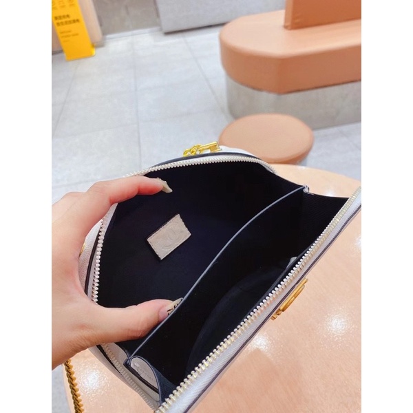 Tas Chnl Boy Mini Sling WOC Bag (BLACK / WHITE)
