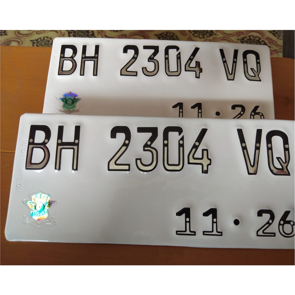 jual-variasi-plat-nomor-motor-putih-cantik-setenga-silver-2pcs-baut