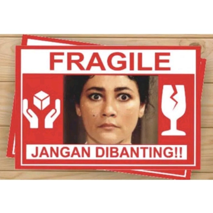 

NEW Sticker Stiker Fragile 4x6 Pecah Belah Awas Mudah Pecah Belah