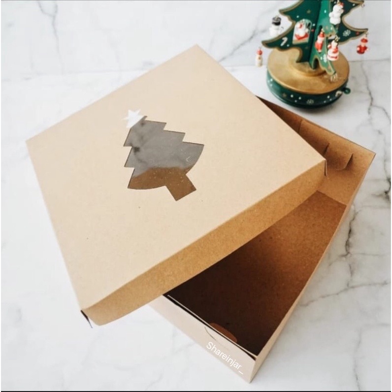 

Kotak Box Mika Natal 20x20x10cm Dus Christmas Kraft Tanpa Laminasi Packaging Hampers Kue Bolu Lapis Kado Natal