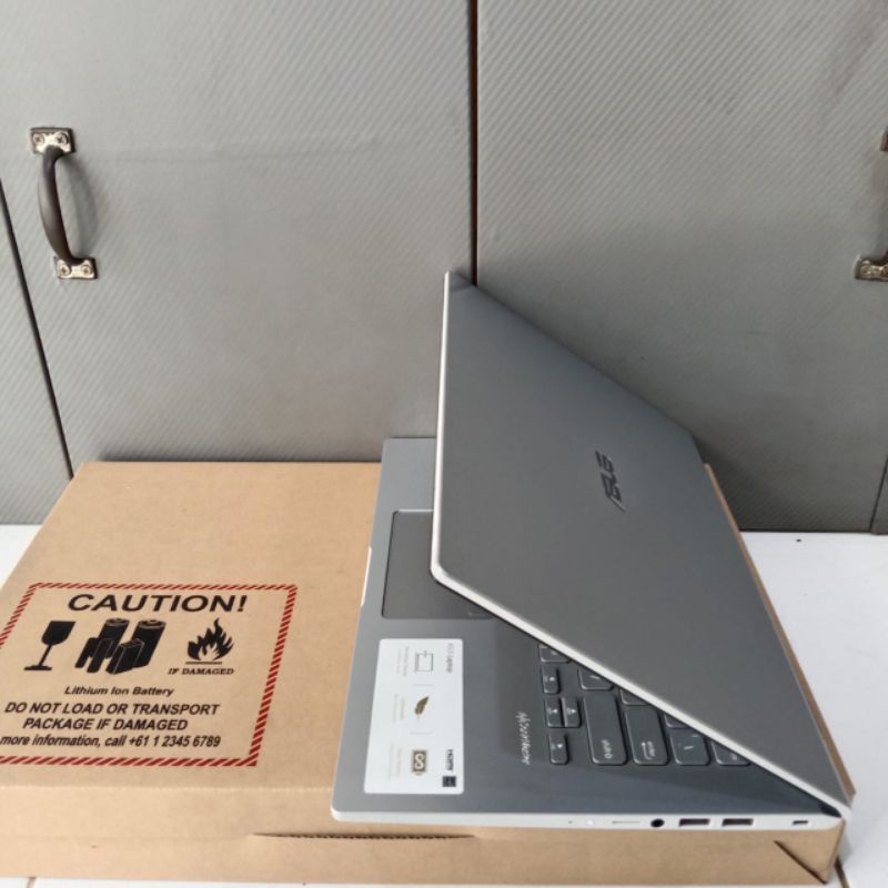 Laptop Asus Vivobook A409FJ Cor i5-8250U Ram 4Gb/Ram 8/SSD 256Gb Nvdia MX230 2GB FHD IPS 1920X1080 Editing desain, mulus