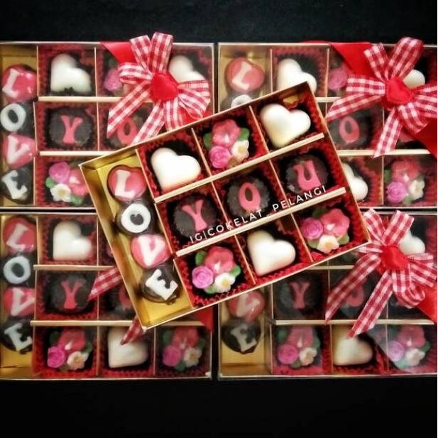 

(R-T8T)(❤) Hadiah coklat valentine untuk pacar sahabat teman saudara cokelat pelangi box sekat 12 love you langsung kirim