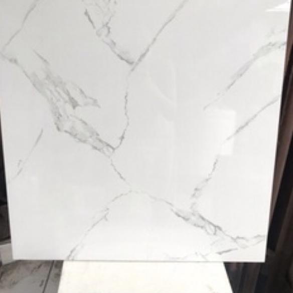 Ready Stock granit lantai 60x60 putih motif marmer (GLOSSY)/ granit lantai 60x60/granit LANTAI PUTIH carara
