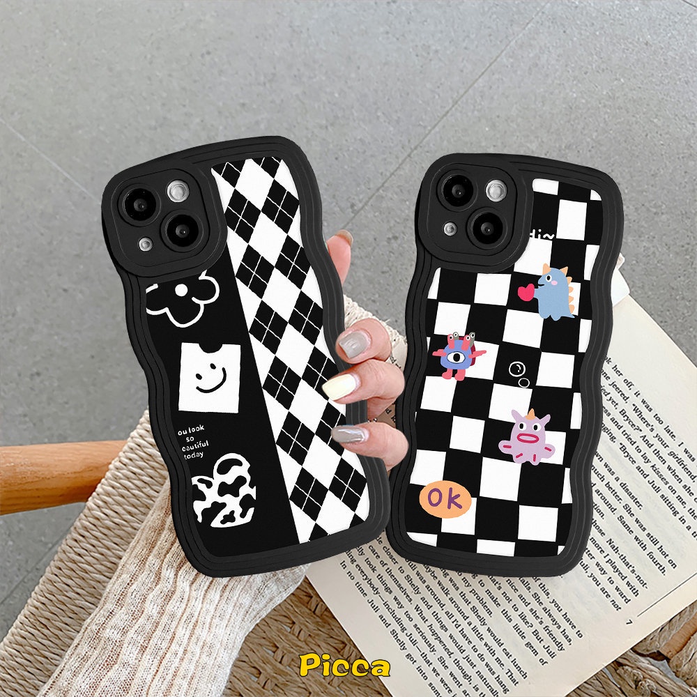 IPHONE Casing Pasangan Motif Kotak Berlian Hitam Dan Putih Grid Monster Kecil Cinta Fragments Cocok Untuk Iphone11 13 12 14 Pro Max 14Plus 6 6s 8 7 Plus XR X XS Max SE 2020pinggiran Bergelombang Lembut TPU Cover