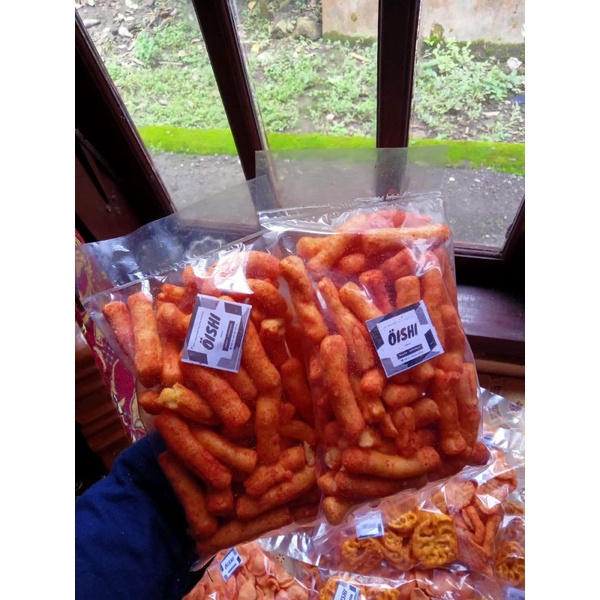 

OISHI | kerupuk panjang bumbu balado. bisa beli kiloan/ecer