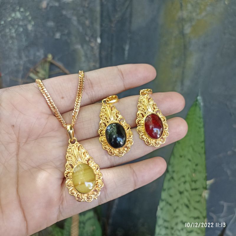 kalung titanium liontin kuningan lapis emas