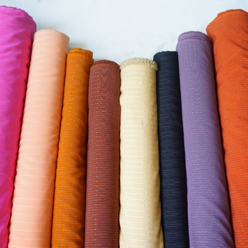 Kain Woolpeach Motif Salur Timbul