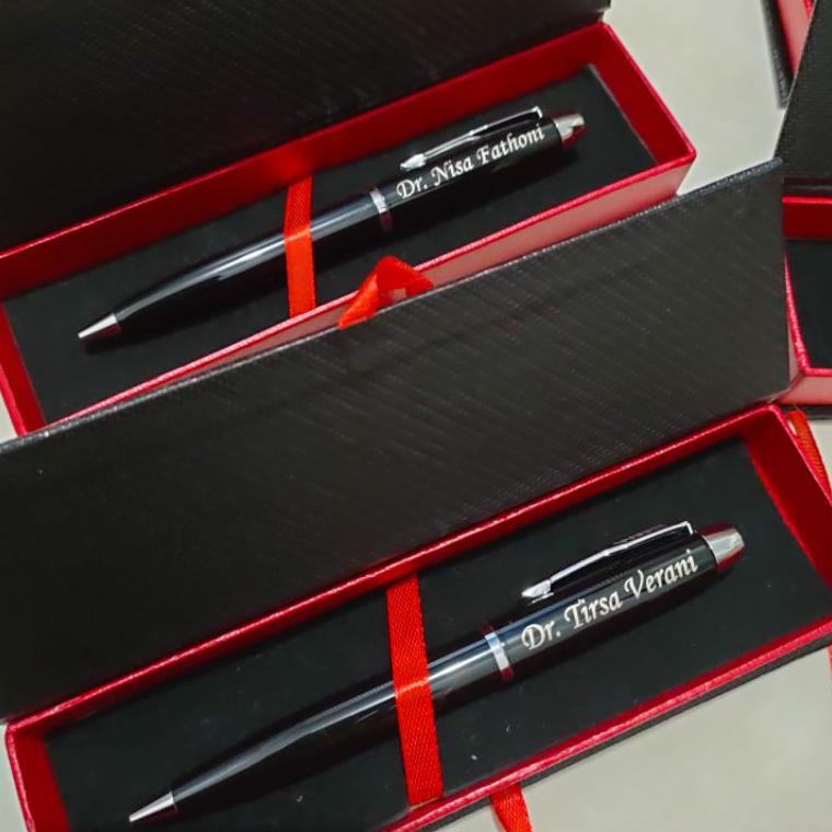 

[D-C9C] ➸] Pulpen Custom HS-B222 Model Parker | Free Laser Custom Grafir Nama | Pulpen Metal Pen Parker TW Promosi | Pen Metal Model Putar tinta hitam | Hadiah Kado Souvenir gift-bisa cod