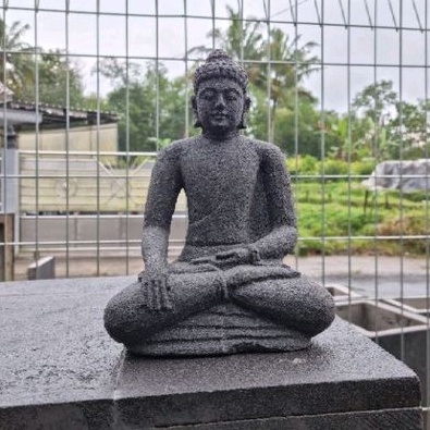 patung Buddha batu candi kecil