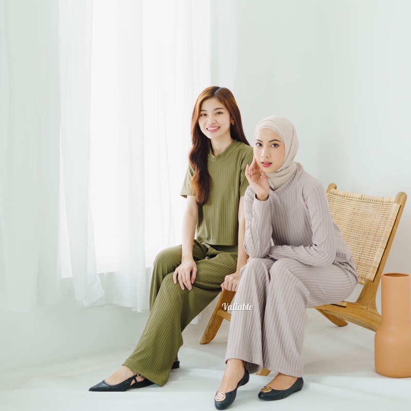 Jisoo One Set Knit Hornet Valiable