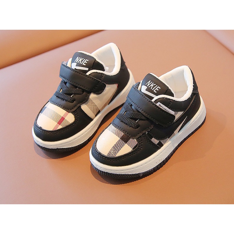 SEPATU BAYI IMPORT BLACK WHITE BURBERRY UK 16-26