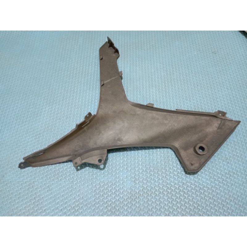 COVER L CENTER SIDE SAMBUNGAN SAYAP LUAR KIRI REVO VIT F1 INJEKSI KO3