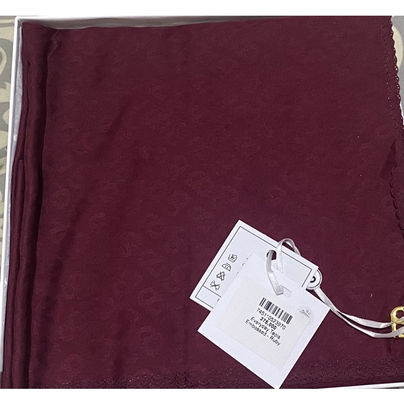 buttonscarves tapis embossed - Ruby