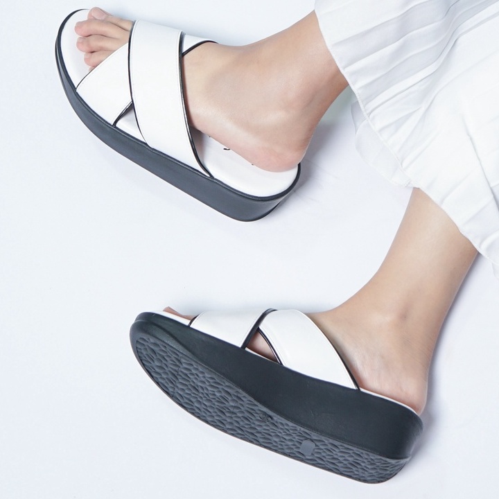 SARASARA YUK - Sandal Wanita Wedges SARA SARA NIKKI Sendal Cewek Platform Wegdes Hak Tinggi 4cm Model Silang 2 Size 35 36 37 38 39 40 Pergi Jalan Santai Rumah Slop Warna BLACK Hitam Selop Premium Kekinian Terbaru Shoes ORI Mall Official Store