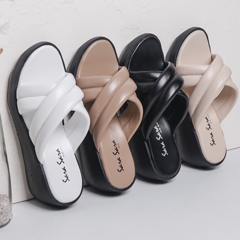 SARASARA YUK - Sandal Wanita Wedges SARA SARA EDLYN Sendal Cewek Platform Wegdes Hak Tinggi 5cm Model Silang 2 Size 35 36 37 38 39 40 Pergi Jalan Santai Rumah Slop Warna Black Hitam Selop Premium Kekinian Terbaru Shoes ORI Mall Official Store