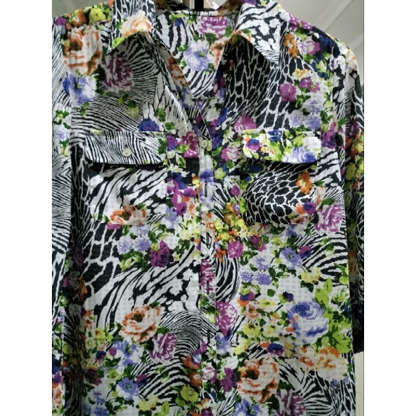 Kemeja motif bunga-bunga