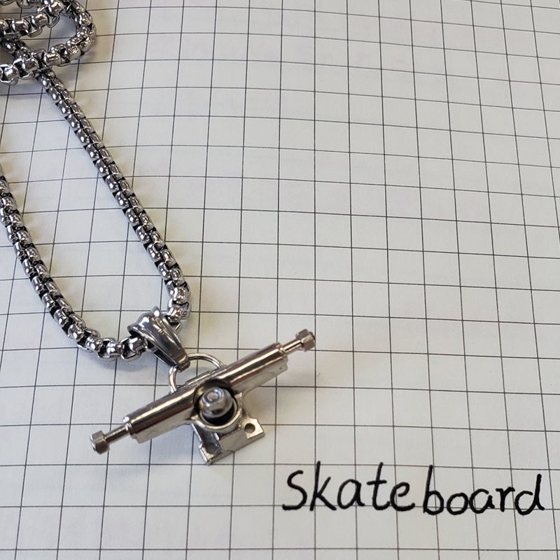 Wilful Original Skateboard Kalung Jalan Gaya Baru Bracket Bridge Pendant Influencer Pria Wanita Kecil Segar Baja Titanium Simple