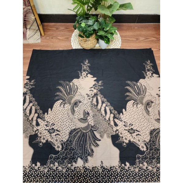 Kain Batik Solo motif merak kembar Hitam
