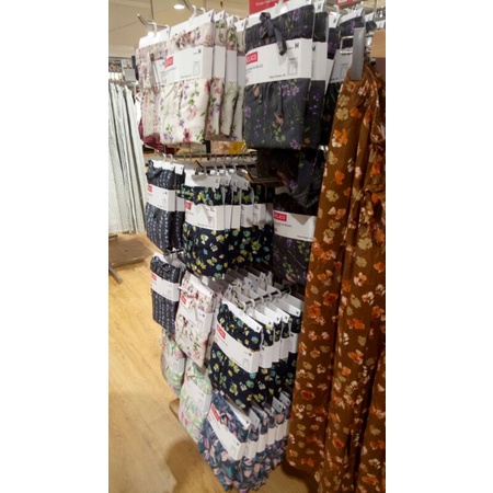 Uniqlo celana Pendek 3/4 Relaco Sale