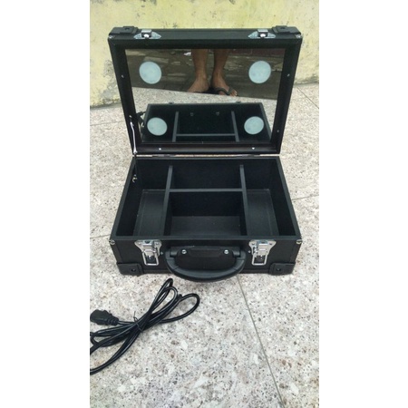 BOK MAKEUP/KOTAKMAKEUP/BEAUTYCASE 4 LAMPU FM TANPA TROLI