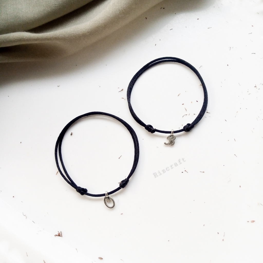 (A,R KOSONG)Gelang Inisial Huruf Latin Silver Ada Magnet BESAR  Tali Satin 1mm Bisa Couple