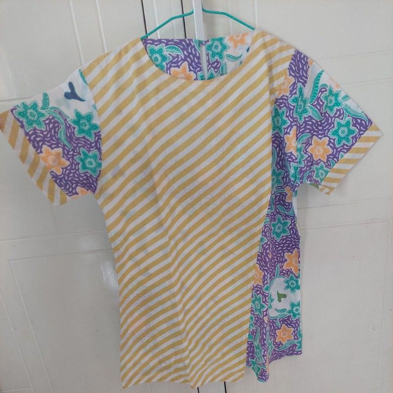 blouse batik model garis minimalis