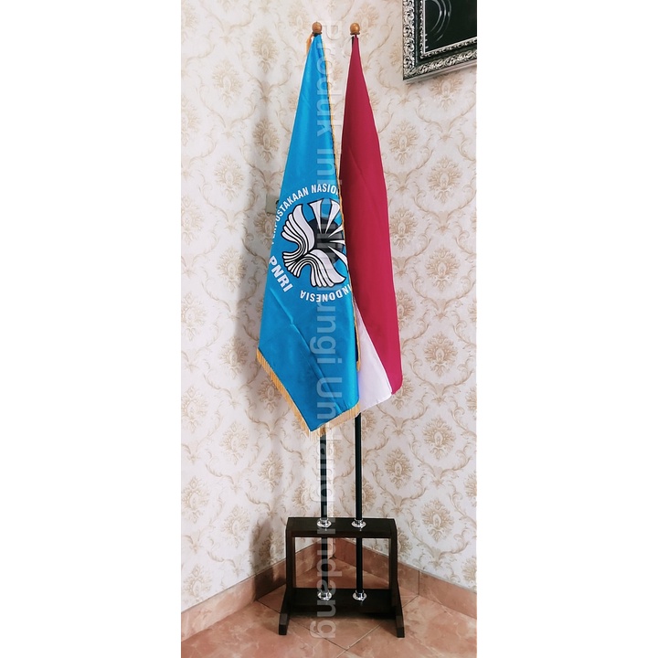 

Paket Tatakan 2 lubang + Tiang + Bendera PNRI dan Bendera Merah Putih