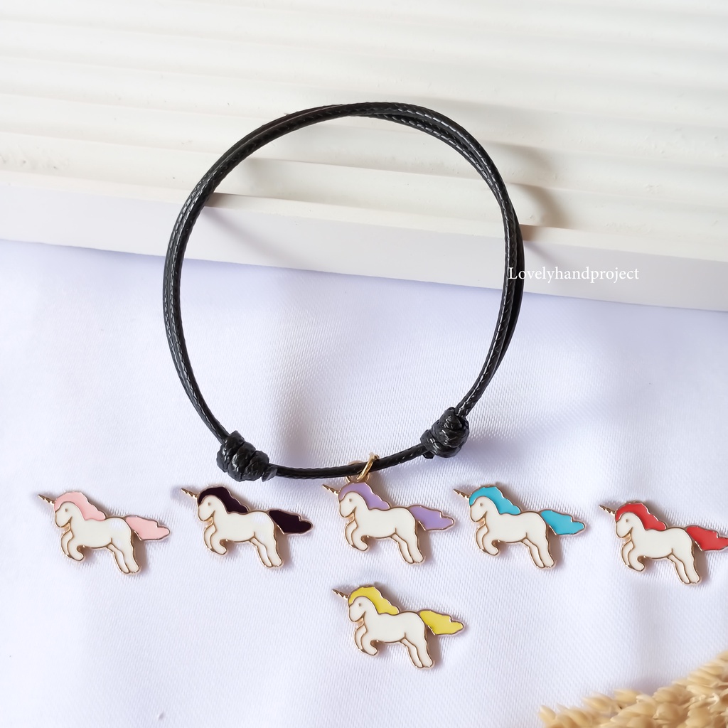 Gelang Karakter Unicorn Charm Lucu untuk couple Tali Anti Air dan Satin Lembut Pilihan Warna Liontin Cantik Kategori Fantasy 1pcs Gaya Korea Bisa Tambah Magnet