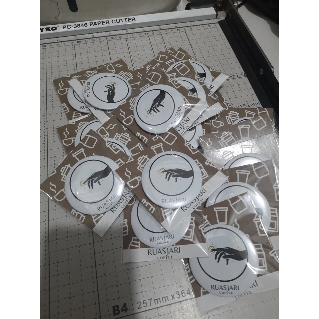 Custom Souvenir Pin Peniti 4.4 cm/ 5.8 cm GLOSSY &amp; DOFF MURAH GROSIR (Seminar/ Konser/ KPOP/ JPOP, Anime dll)