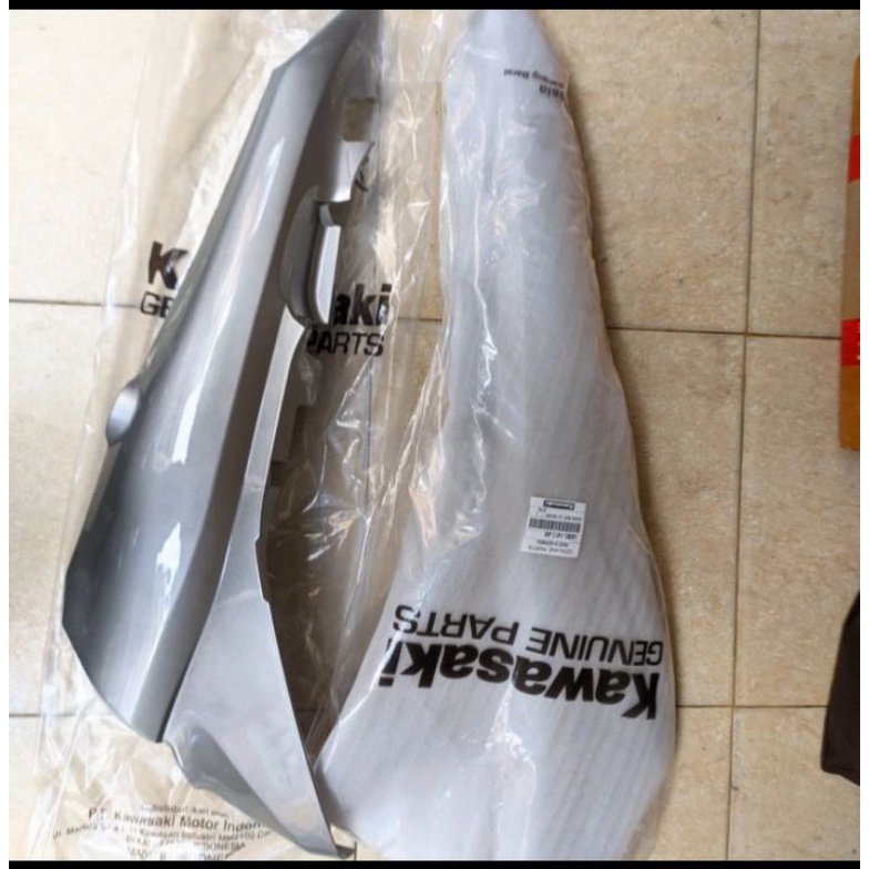 cover body belakang Blitz r silver original
