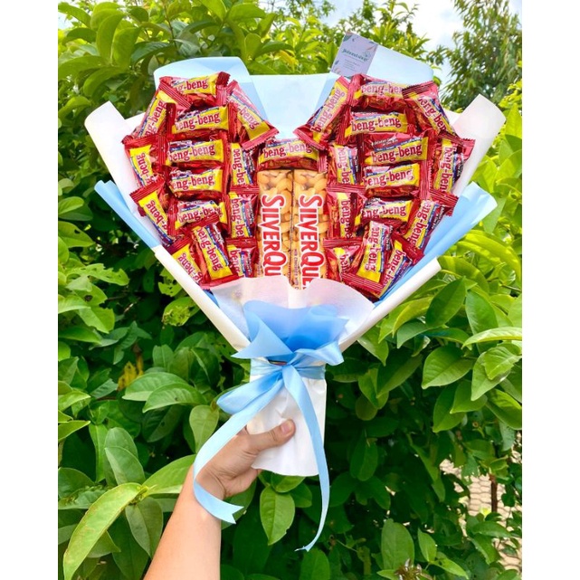 (B) Buket SNACK BENGBENG LOVE WITH SILVERQUEEN KERTAS CELLO hadiah wisuda hadiah anniversary pacar ibu hadiah kado bingkisan bunga paket