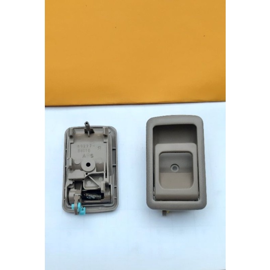 handle pintu dalam kijang kapsul warna cream,,bisa pake mobil soluna sama starlet