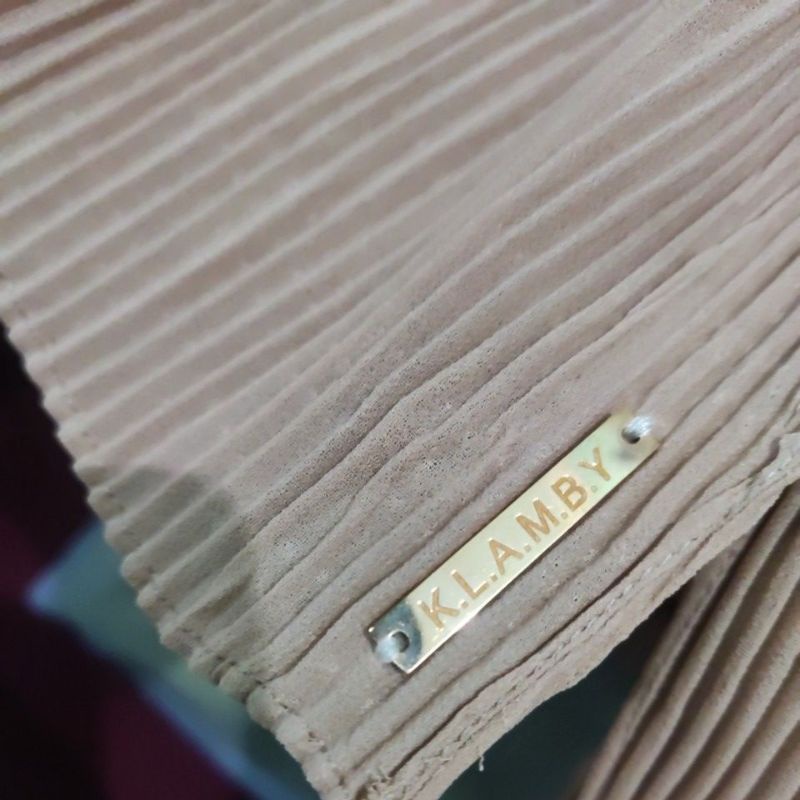 Wearing Klamby Pleats Pashmina - Mocca SALE 12.12