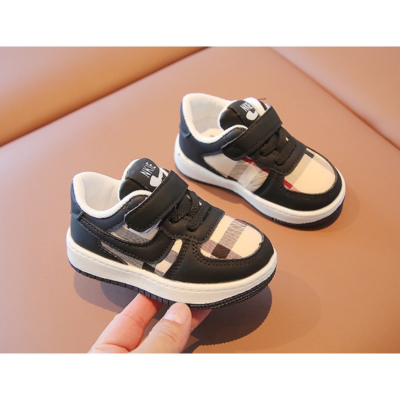 SEPATU BAYI IMPORT BLACK WHITE BURBERRY UK 16-26