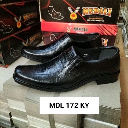 Sepatu kulit pantofel pria medali sepatu kerja formal tampil lebih keren