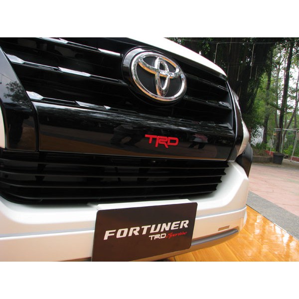 Emblem Mobil Logo TRD Warna Merah