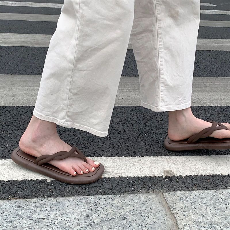 Busana kasual baru ins pasang sandal jepit anti-slip siswa musim panas wanita di luar memakai sandal