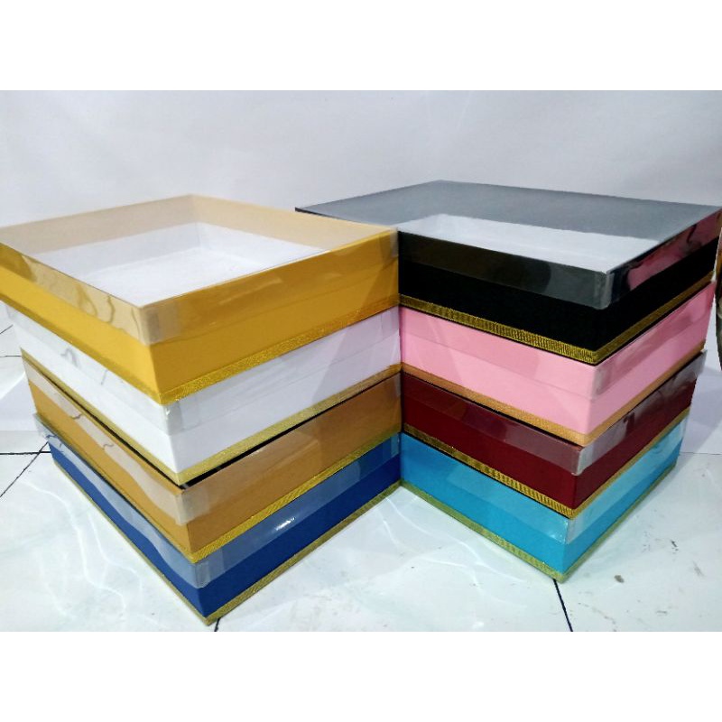 

box hantaran kue ukuran 46*31*7 tutup mika press tanpa hiasan pita dijual per pc.