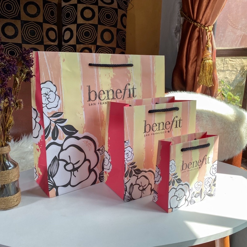 

Paper Bag Benefit Original untuk Bungkus Kado Make Up Wanita