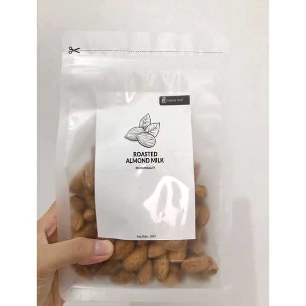 

Roasted almond cemilan asik sehat dan gurih, masih dalam bentuk whole almond.