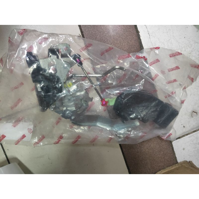 doorlock pintu tengah kiri original daihatsu taruna