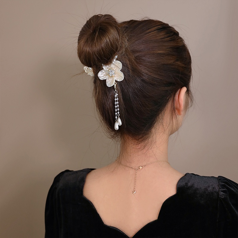 Exquisite Bud Hair Claw Gadis Aksesoris Rambut Wanita Elegan Korea INS Style Hairpin Ponytail Holder Camellia Mutiara Rumbai Rambut Klip Hiasan Kepala Rambut Pin Vintage Wanita