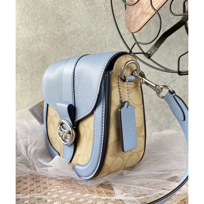 Tas CO signature Georgia saddle. Warna light khaki/marble blue