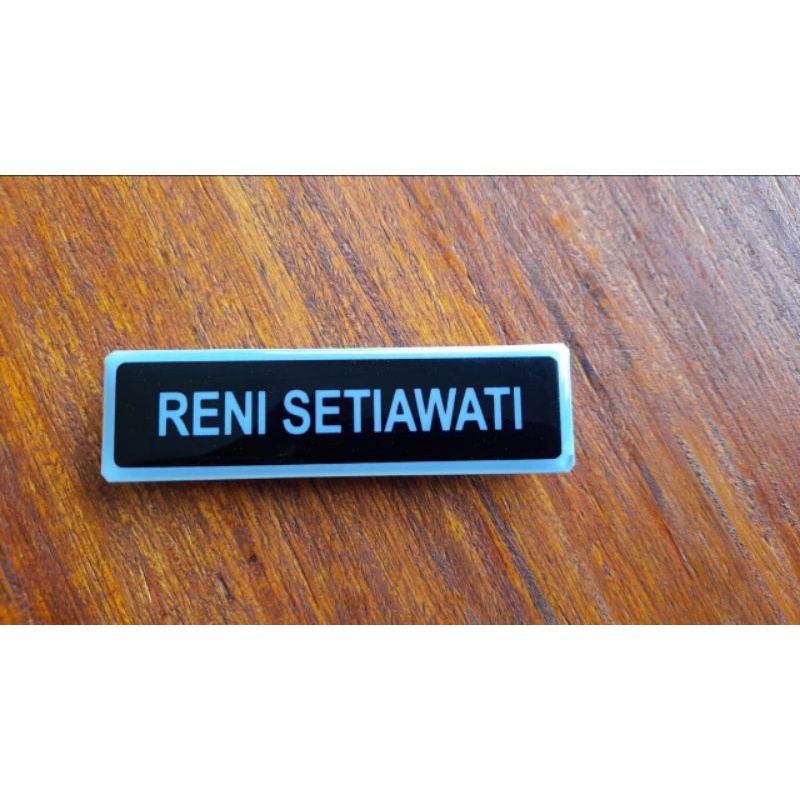 

Name Tag Nama dada resin bening mengkilap. magnet dan peniti