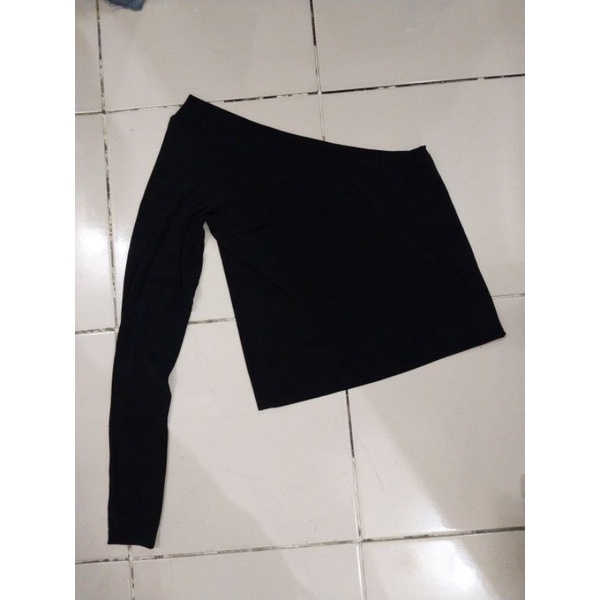 Preloved Black Crop Top model Tarzan
