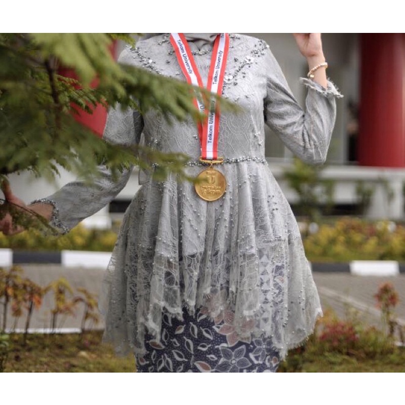 Kebaya wisuda/lamaran (sewa)