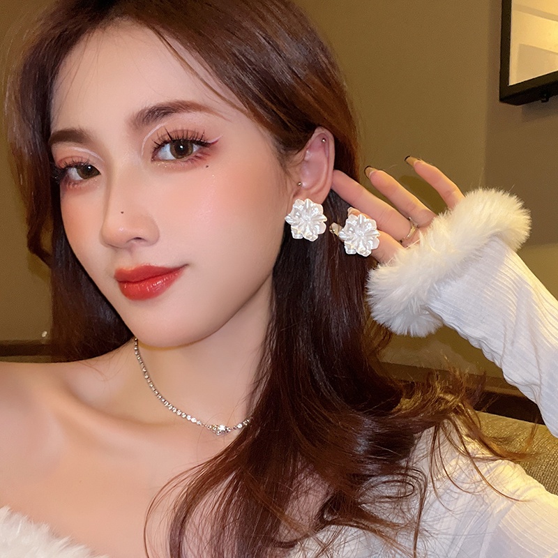 Anting Tusuk Motif Bunga Putih Elegan Untuk Aksesoris Perhiasan Wanita